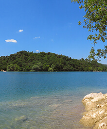 The Le Parc campsite, inland in the Var, is situated near to Lac Saint-Cassien