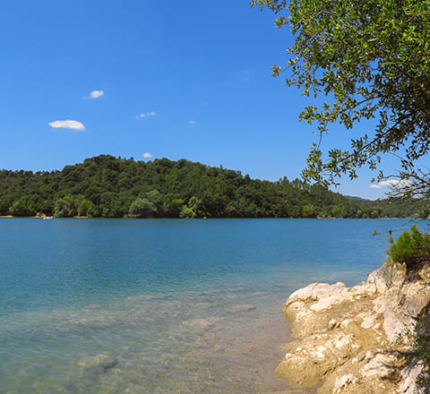 Het meer Saint Cassien ligt in het heuvelachtige landschap van het achterland van de Var.