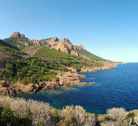 The Massif d'Esterel is a bit of mountainwhich plunges into the Mediterranean.