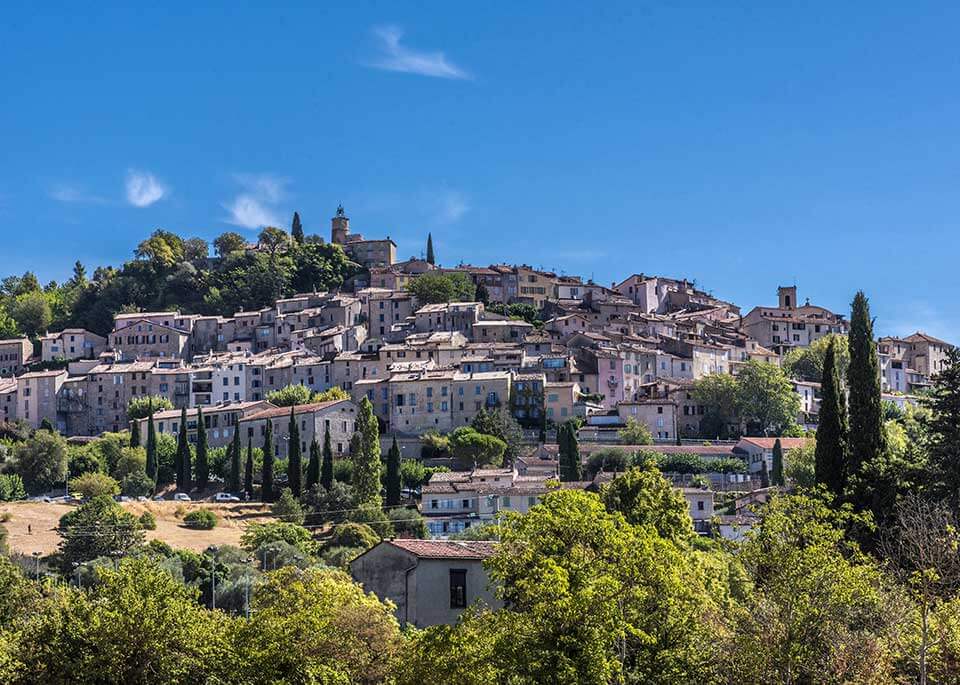 Le pays de Fayence est situé à 25 km de la mer Méditerranée.