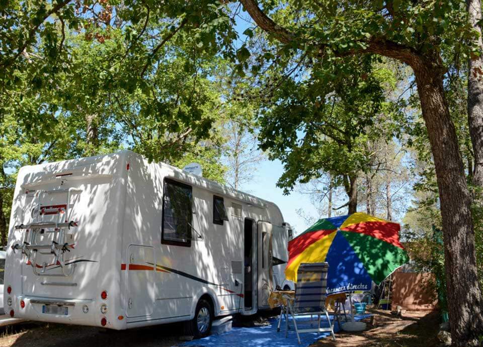 die Wohnmobilstellplätze im Var des 4-Sterne-Campingplatzes le Parc.