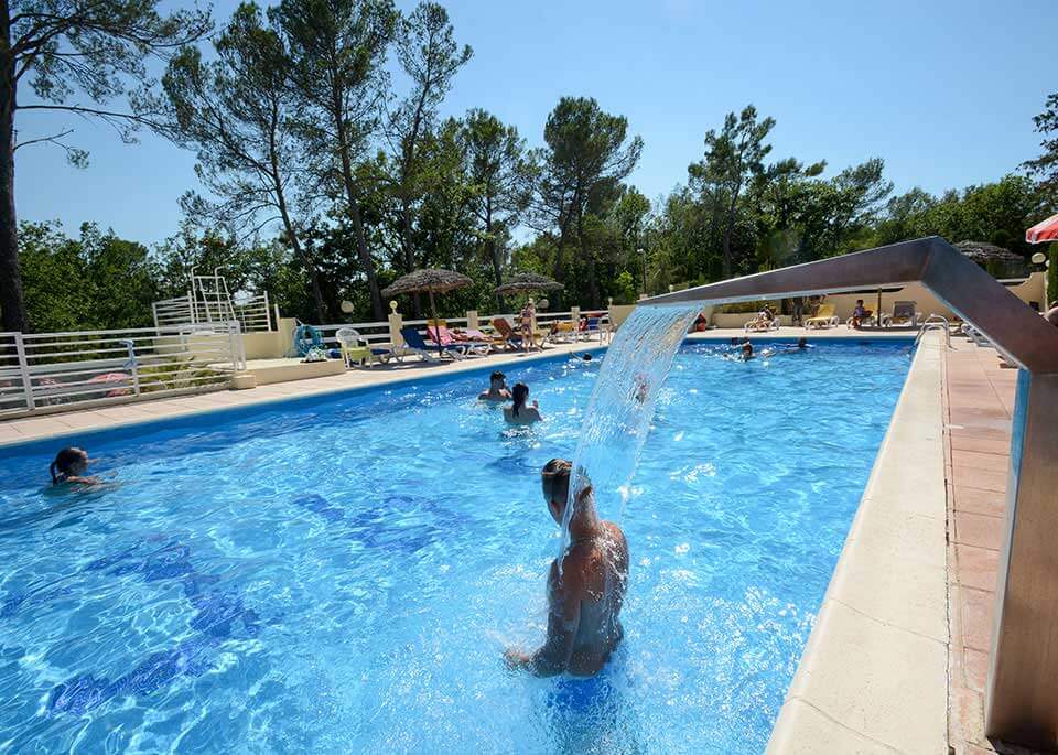 Het verwarmde zwembad van 4-sterren camping Le Parc in de Var