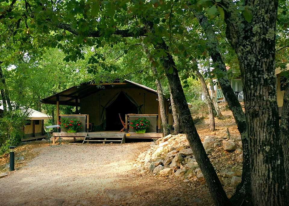 Le Safari Lodge en location au camping nature le Parc en Provence, à Saint-Paul en Forêt