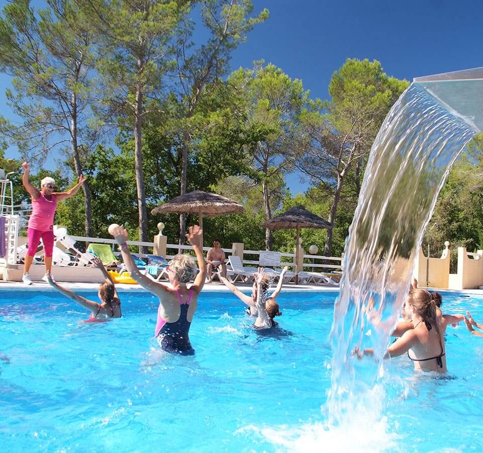 Wassergymnastik auf dem 4-Sterne-Campingplatz Le Parc, einem Campingplatz im Hinterland von Fréjus