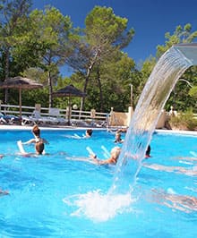 Die Wassergymnastik-Aktivität auf dem 4-Sterne-Campingplatz Le Parc, einem Familiencampingplatz im Departement Var