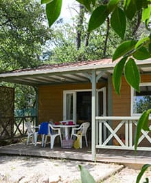 Le camping familial le Parc dans le Var, vous propose la location de chalets confort