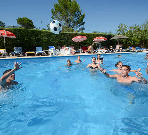 Het verwarmde zwembad van familiecamping Le Parc in de Var