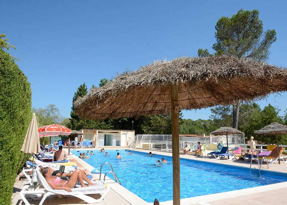 Het zonneterras van het zwembad op camping Le Parc in de Fayence streek