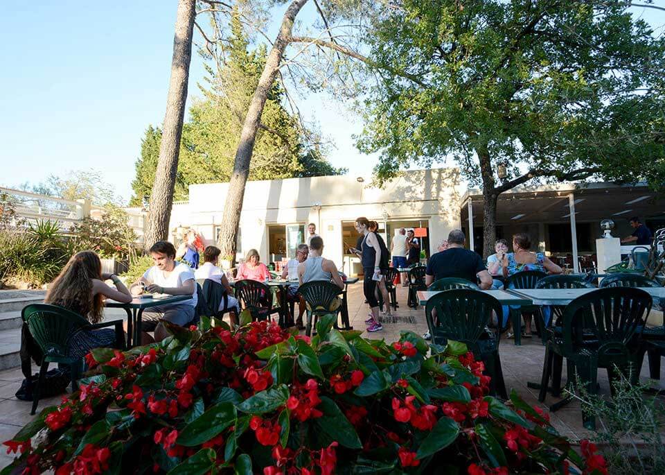 Le restaurant-snack du camping le Parc situé dans l'arrière-pays de Fréjus