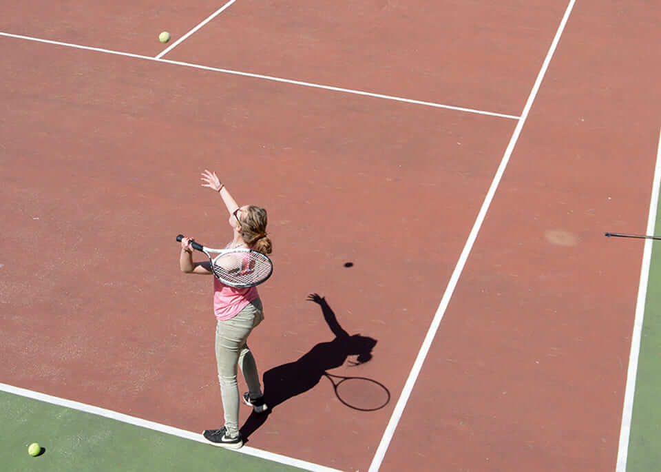 De tennisbaan van camping Le Parc in de Provence-Alpen-Côte d'Azur regio ligt in een bosrijke omgeving.