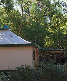 Vermietung eines  für 4 Personen ausgestatteten Zeltes auf dem Familiencampingplatz le Parc im Departement Var