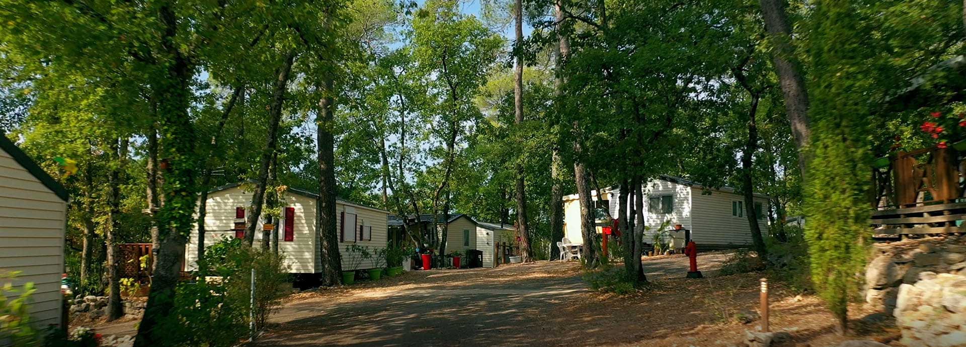 Kontaktieren Sie den 4-Sterne-Campingplatz Le Parc im Departement Var bezüglich Vermietung von Wohnmobilen