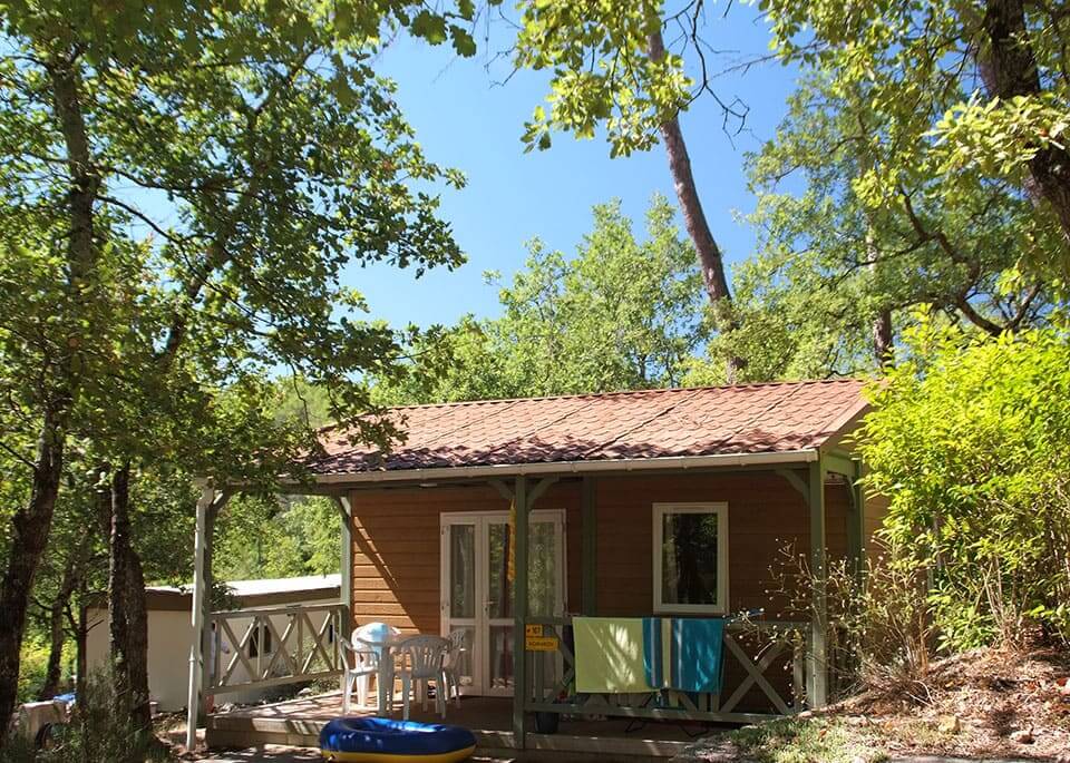 Vermietung von komfortablem Chalet im Departement Var, auf dem 4-Sterne-Campingplatz Le Parc im Hinterland von Fayence