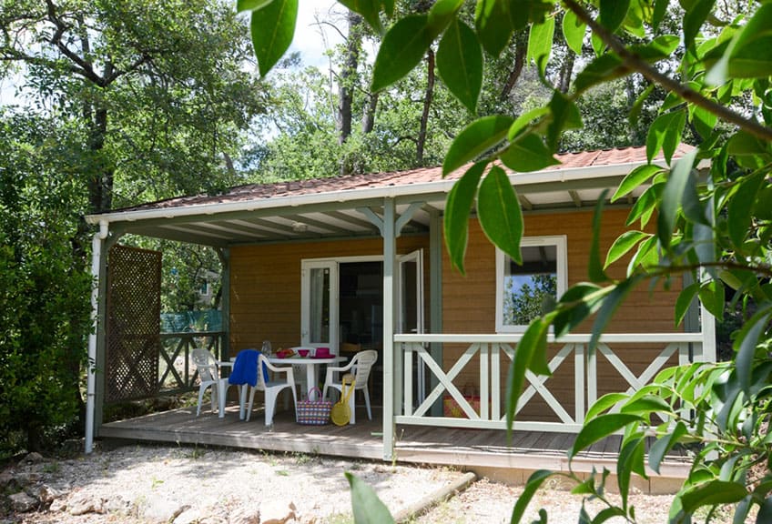 Chalet rental in the Var in Le Parc campsite.  Chalet Confort for 4 persons and its outside terrace.