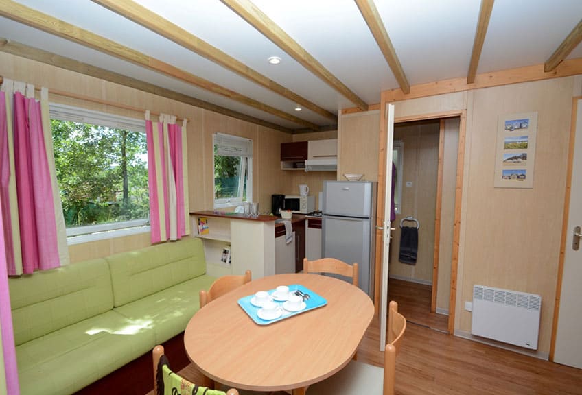 Offene Küche zum Wohnbereich des Komfort-Chalets für 4 Personen. Chaletvermietung im Var auf dem Campingplatz le Parc