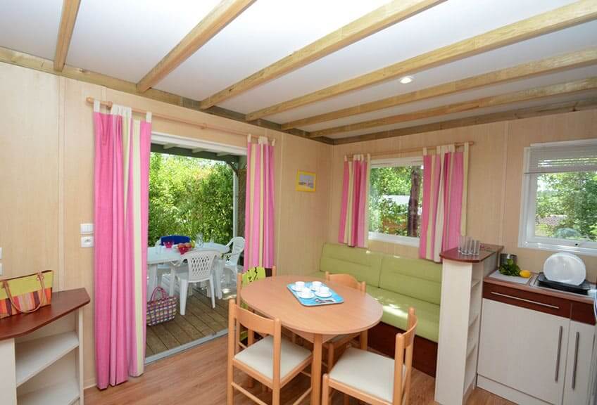 Chalets op camping Le Parc in de Var. Open keuken en woongedeelte van 4-persoons chalet Comfort.