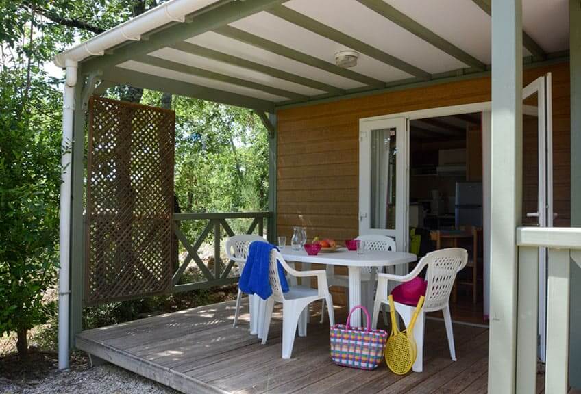 Overdekt terras van 4-persoons chalet Comfort. Vakantieaccommodatie op 4-sterren camping Le Parc in de Var.