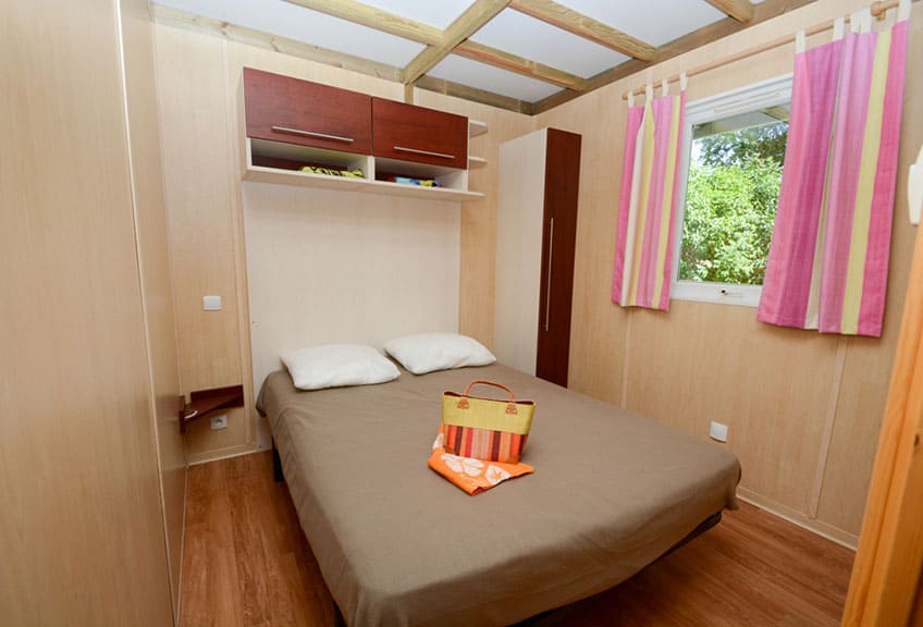 Schlafzimmer des Komfort-Chalets für 4 Personen. Chaletvermietung im Var auf dem 4-Sterne-Campingplatz le Parc.