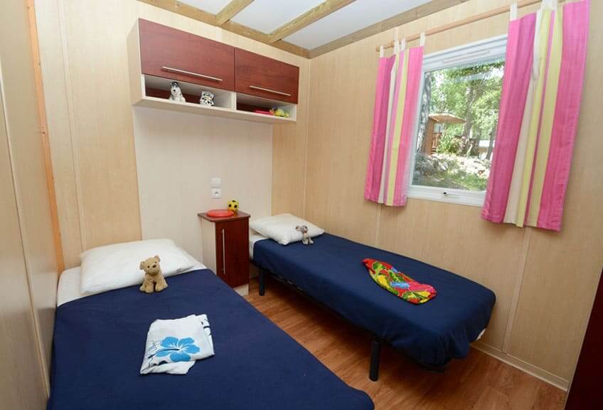 Chalets op 4-sterren camping Le Parc in de Var. Kinderkamer van 4-persoons chalet Comfort.