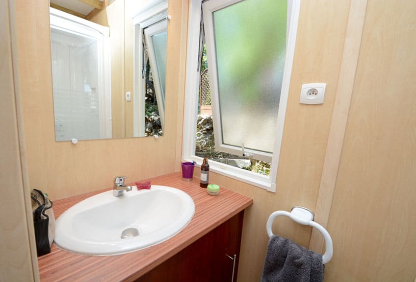 Bathroom of chalet Confort for 4 persons.  Chalet rental in the Var in 4 star Le Parc campsite.