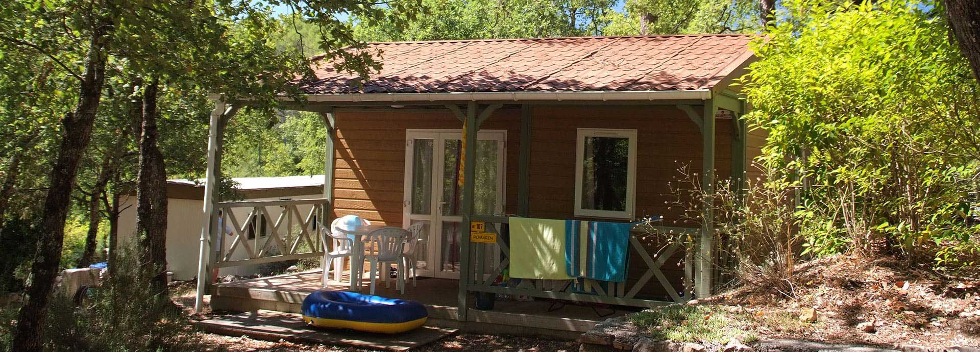 Vue d'ensemble de la location chalet Confort 4 personnes dans le Var et sa terrasse extérieure, au camping le Parc.