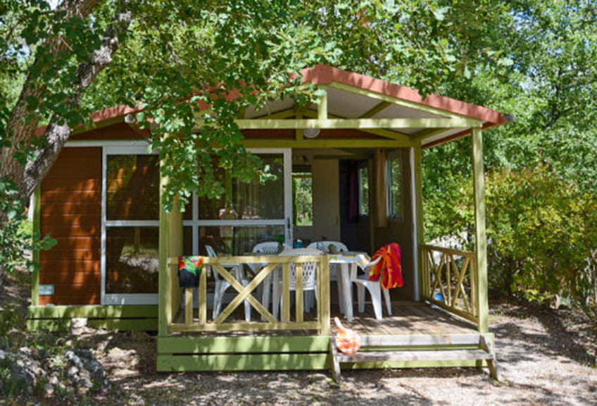 Location chalet en Provence-Alpes-Côte d’Azur au camping le Parc, chalet Moorea 5 personnes et sa terrasse extérieure couverte.