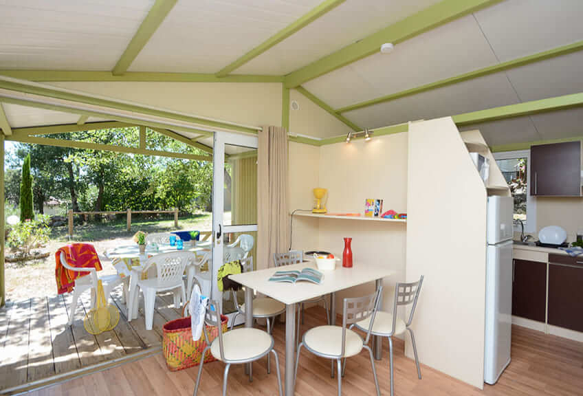 Kitchen opening on to the lounge area of chalet Moorea for 5 persons.  Chalet rental in Provence-Alpes-Côte d'Azur in Le Parc campsite