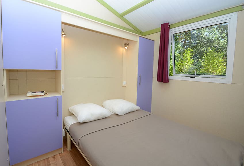 Chambre du chalet Moorea 5 personnes. Location chalet en Provence-Alpes-Côte d’Azur au camping 4 étoiles le Parc.