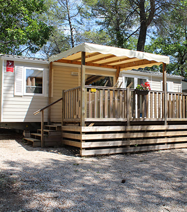 Het terras van 6-persoons mobile home Comfort. Vakantieaccommodatie in het achterland van Fréjus