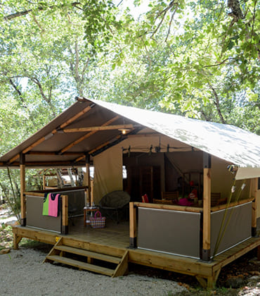 Übersicht über die Safari Lodge Vermietung für 5 Personen im Var und die Außenterrasse auf dem Campingplatz Le Parc.