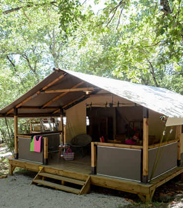 Vue d'ensemble de la location Safari Lodge 5 personnes dans le Var et sa terrasse extérieure, au camping le Parc.