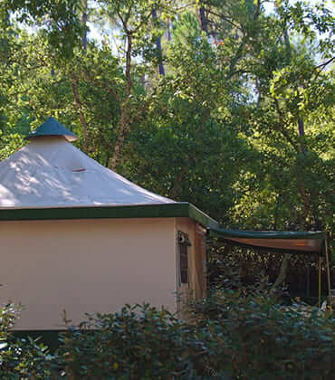 Vue extérieure de la location vacances tente équipée dans le Var, au camping le Parc.