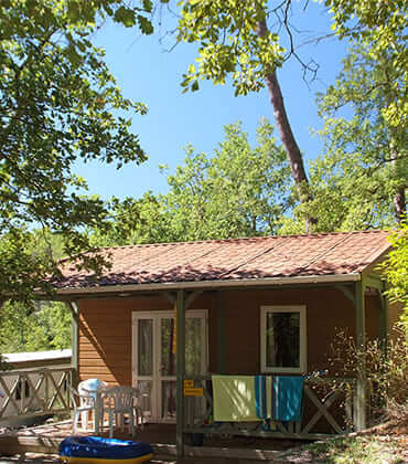 Location chalet dans le Var au camping le Parc, chalet Confort 4 personnes et sa terrasse extérieure.