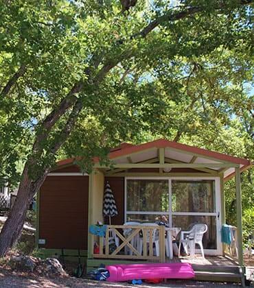 Chalet accommodaties op camping Le Parc in de Provence-Alpen-Côte d’Azur regio. Chalet Moorea voor 5 personen met overdekt terras.