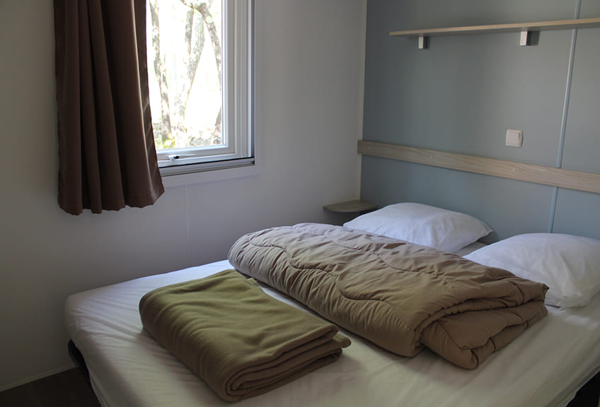 Slaapkamer van 4-persoons mobile home Comfort. Vakantieaccommodatie in de Var op 4-sterren camping Le Parc