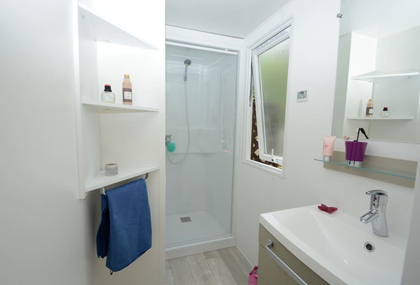 Location vacances dans le Var au camping 4 étoiles Le Parc. Salle de bain du Confort 4 personnes équipée d’une douche et d'un lavabo.