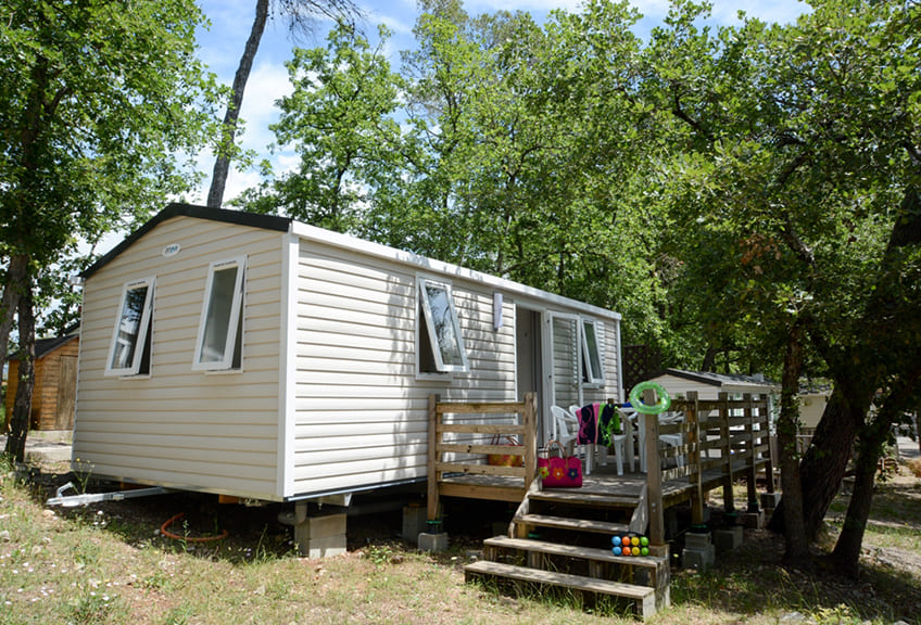 Static caravan rental in Le Parc campsite in the Fayence area.  Overview of static caravan Confort for 5 persons and its outside terrace.