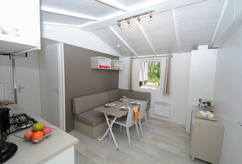 Mobile homes in de Fayence streek op 4-sterren camping Le Parc. Keuken en woongedeelte van 5-persoons mobile home Comfort.