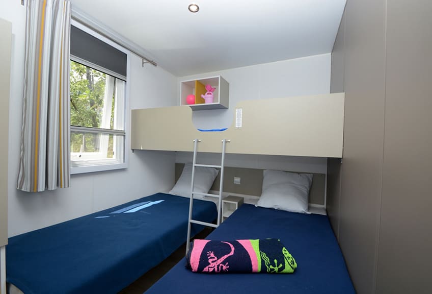 Kinderzimmer des Komfort-Wohnmobils für 5 Personen. Wohnmobilvermietung im Pays de Fayence auf dem 4-Sterne-Campingplatz Le Parc.