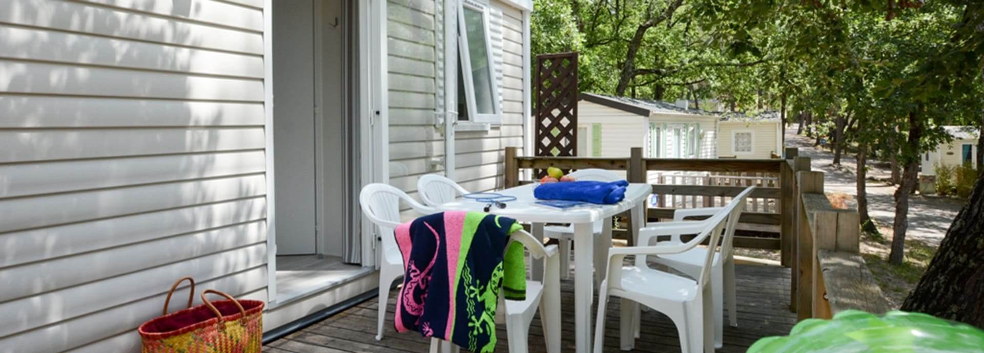 Het terras van 5-persoons mobile home Comfort. Accommodatie op 4-sterren camping Le Parc in de Fayence streek.