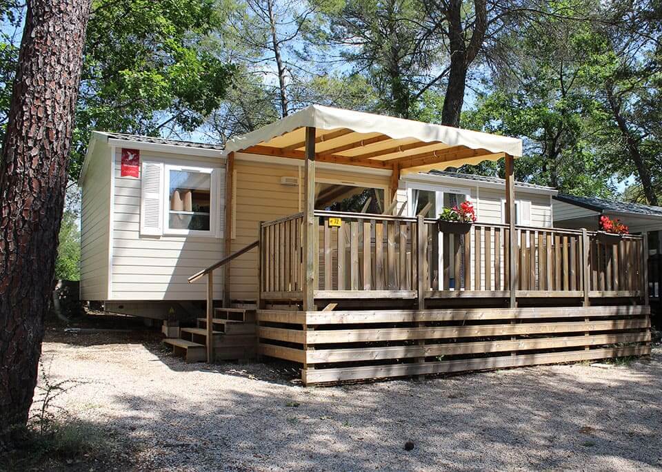 Static caravan rental inland from Fréjus in 4 star Le Parc campsite: modern and comfortable static caravan for 6 persons.