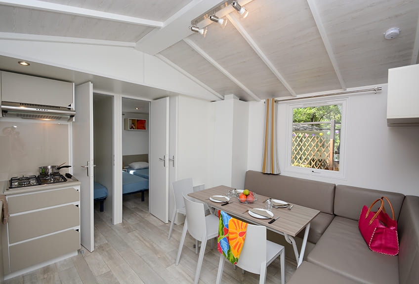 Kitchen opening on to the lounge area of static caravan Confort for 6  persons. Static caravan rental inland from Fréjus.