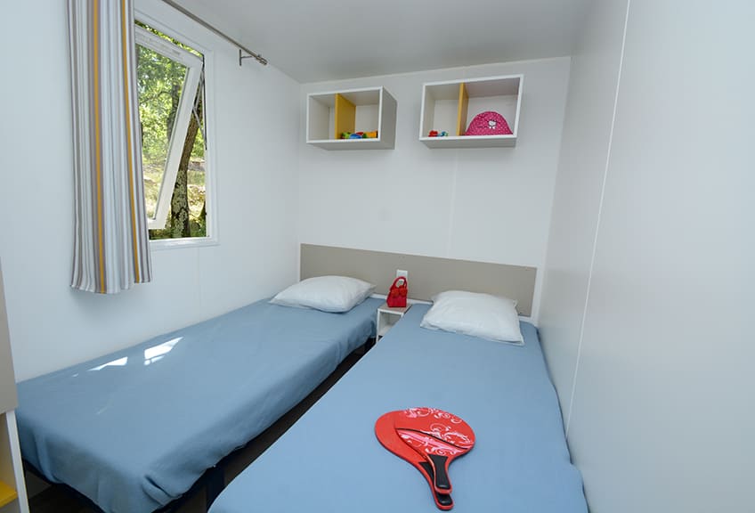 Slaapkamer van 6-persoons mobile home Comfort. Vakantieaccommodatie in het achterland van Fréjus.