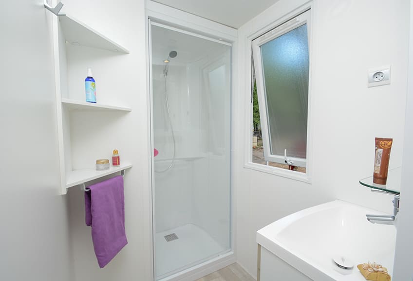 La salle de bain du mobil-home Confort 6 personnes. Location de mobil-home dans l’arrière-pays de Fréjus.