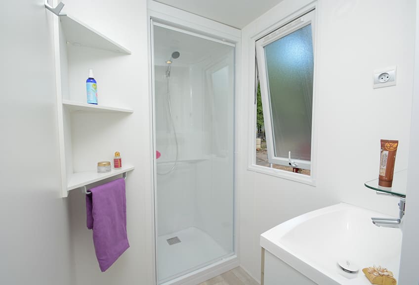 The bathroom of static caravan Confort for 6 persons.   Static caravan rental inland from Fréjus.