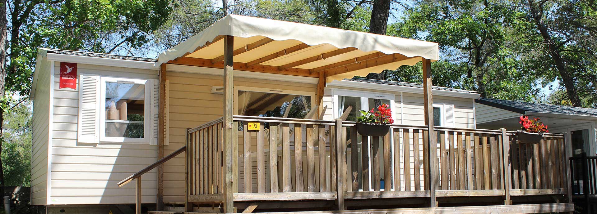 Het terras van 6-persoons mobile home Comfort op camping Le Parc in het achterland van Fréjus.