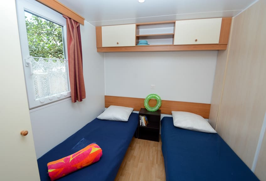 Slaapkamer van mobile home Sympa. Mobile home accommodatie op camping Le Parc in de Var, Provence-Alpen-Côte d’Azur regio