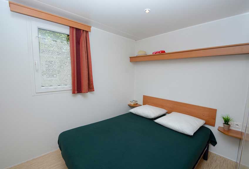 Schlafzimmer des Sympa-Wohnmobils. Wohnmobilvermietung in der Provence-Alpes-Côte d'Azur auf dem Campingplatz le Parc