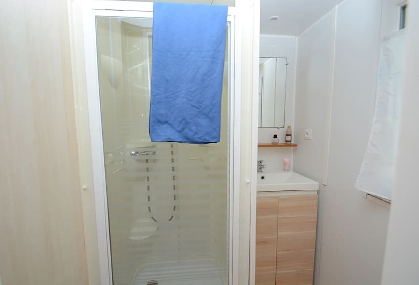 Wohnmobilvermietung in Provence-Alpes-Côte d'Azur auf dem Campingplatz le Parc. Badezimmer des Sympa-Wohnmobils, das mit einer Dusche und einem Waschbecken ausgestattet ist.