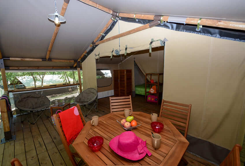 Dining area in Safari Lodge for 5 persons for rent in the Var, in Le Parc campsite.